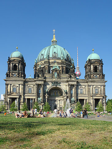 Berliner Dom mit Fernsehturm Fotos