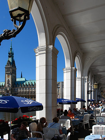 Blick durch die Bögen der Alster Arkaden auf das Rathaus Foto 