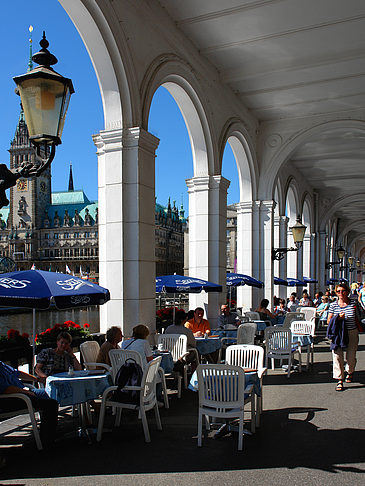 Fotos Blick durch die Bögen der Alster Arkaden auf das Rathaus