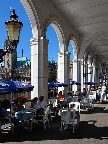 Blick durch die Bögen der Alster Arkaden auf das Rathaus