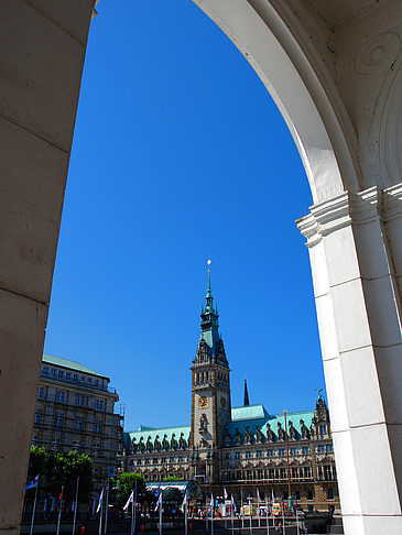 Fotos Blick durch die Bögen der Alster Arkaden auf das Rathaus | Hamburg