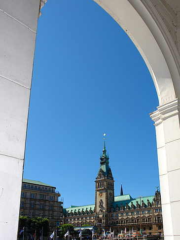 Blick durch die Bögen der Alster Arkaden auf das Rathaus