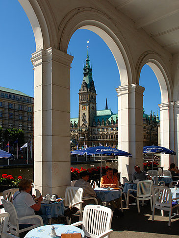 Foto Blick durch die Bögen der Alster Arkaden auf das Rathaus - Hamburg