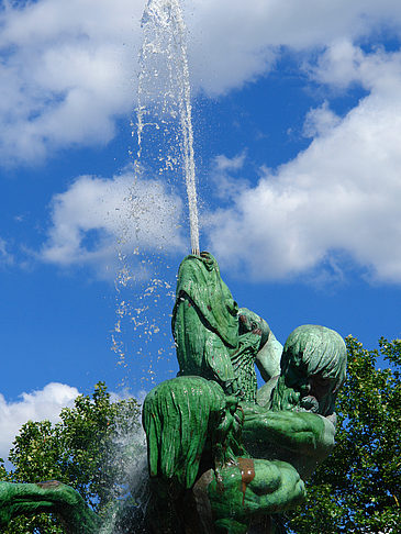 Fotos Brunnen auf dem Platz der Republik