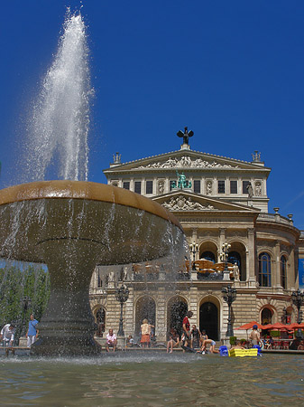 Alte Oper mit Brunnen Foto 