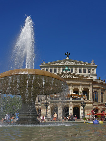 Fotos Alte Oper mit Brunnen