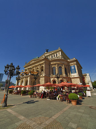 Alte Oper mit Schirmen Fotos