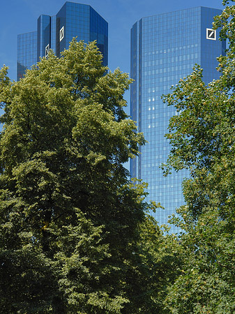 Foto Deutsche Bank mit Bäumen - Frankfurt am Main