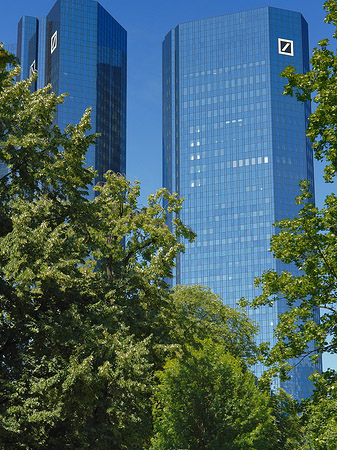 Foto Deutsche Bank mit Bäumen - Frankfurt am Main