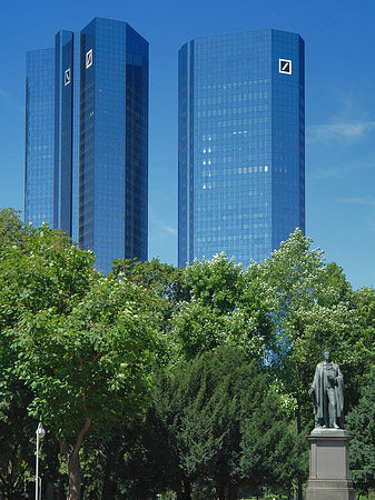 Fotos Deutsche Bank mit Statue