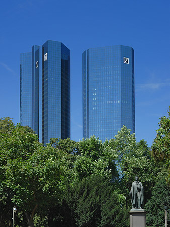 Deutsche Bank mit Statue Foto 