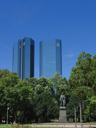 Deutsche Bank mit Statue Fotos