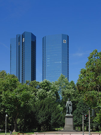 Fotos Deutsche Bank mit Statue | Frankfurt am Main