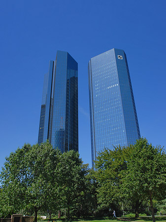 Foto Deutsche Bank mit Wiese