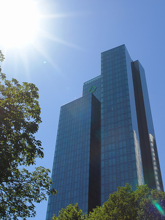 Foto Sonne strahlt die Dresdner Bank an - Frankfurt am Main