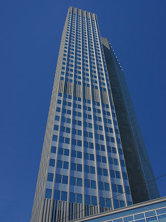 Eurotower mit Häusern Foto 