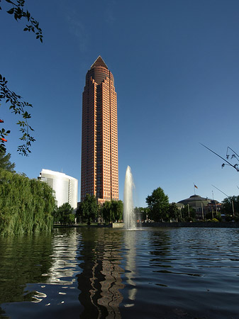 Messeturm mit Ludwig-Erhard-Anlage Foto 