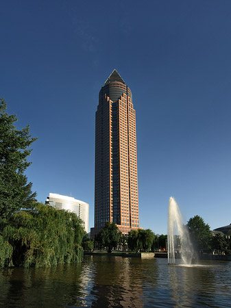 Messeturm mit Ludwig-Erhard-Anlage Foto 