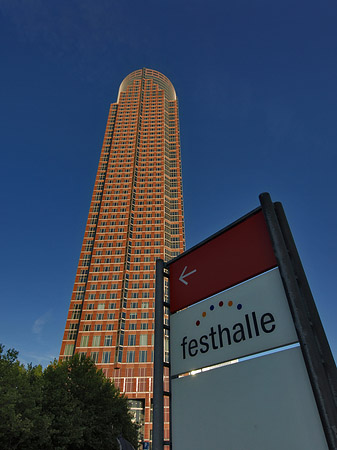 Foto Messeturm mit Festhallenschild - Frankfurt am Main