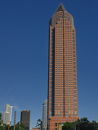 Foto Messeturm mit Theodor-Heuss-Allee - Frankfurt am Main