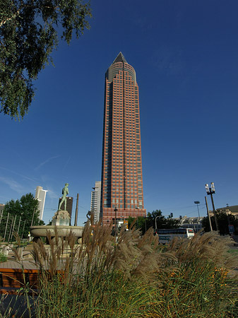 Messeturm auf Wiese Fotos