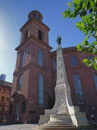 Fotos Paulskirche mit Statue