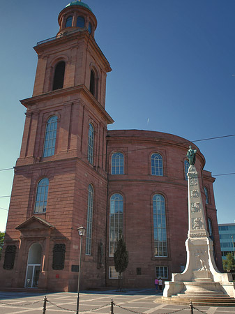 Fotos Paulskirche mit Statue