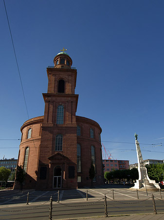 Paulskirche mit Statue Fotos