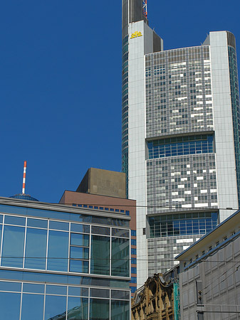 Foto Schauspiel Frankfurt mit Commerzbanktower