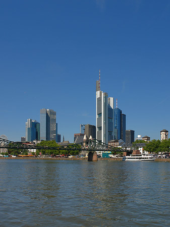 Foto Skyline von Frankfurt mit eisernem Steg