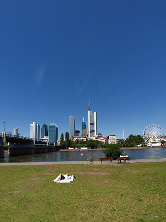 Skyline von Frankfurt mit Sachsenhausener Ufer