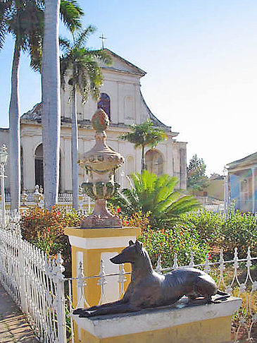 Foto Kirche mit Statue - 