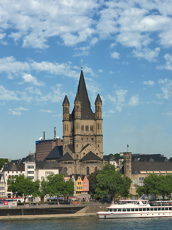 Foto Schiff fährt an Groß St.Martin vorbei - Köln