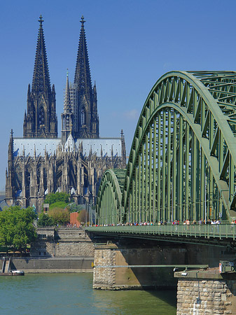 Hohenzollernbrücke am Kölner Dom Foto 