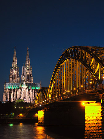 Foto Kölner Dom hinter der Hohenzollernbrücke - Köln