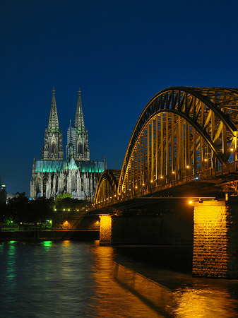 Kölner Dom hinter der Hohenzollernbrücke