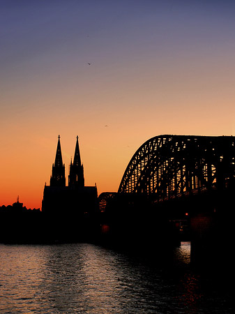 Foto Kölner Dom hinter der Hohenzollernbrücke