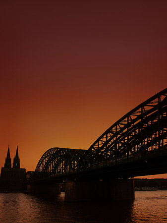 Kölner Dom hinter der Hohenzollernbrücke