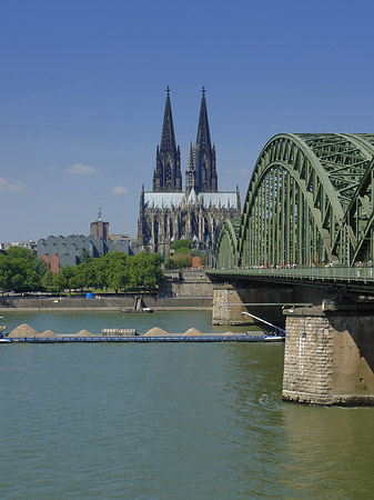 Schiff unter der Hohenzollernbrücke Fotos