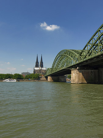 Foto Schiff unter der Hohenzollernbrücke - Köln