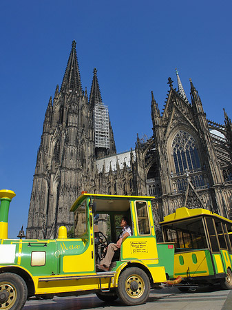 Foto Bimmelbahn fährt zum Kölner Dom - Köln