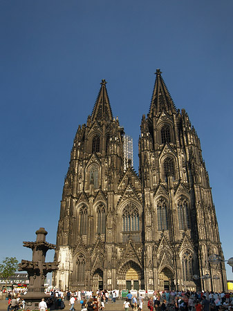 Touristen tummeln sich vor Kölner Dom