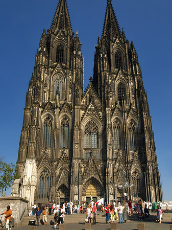 Touristen tummeln sich vor Kölner Dom Foto 