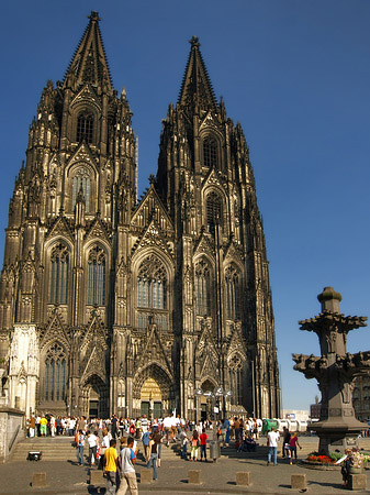 Touristen tummeln sich vor Kölner Dom