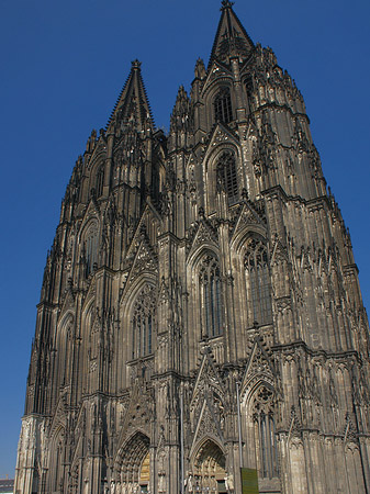 Fotos Touristen tummeln sich vor Kölner Dom