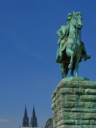 Foto Kölner Dom mit Reiterstatue