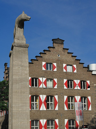 Wolfsstatue und Stadtmuseum Fotos