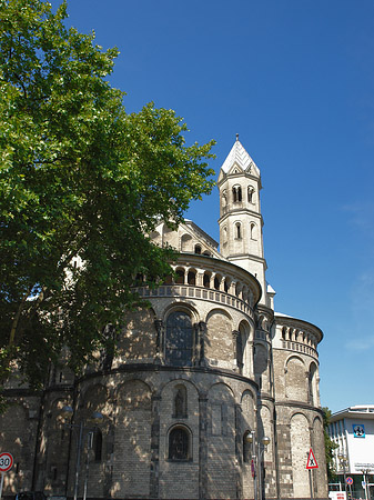 Seitentürme und Westturm der St Aposteln Fotos