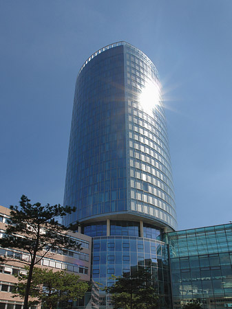 Foto Triangelturm hinter Häusern