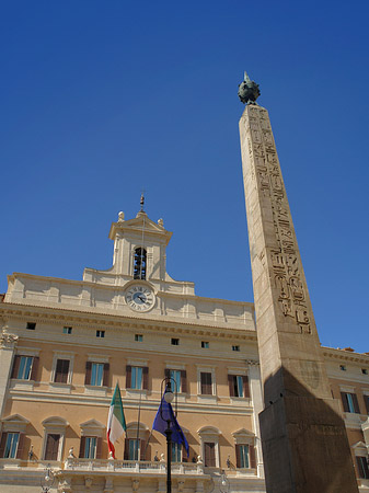 Foto Obelisk vor dem Palazzo Montecitorio